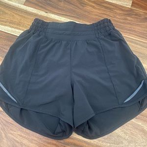 lululemon hottie hot size 4, black 4” shorts